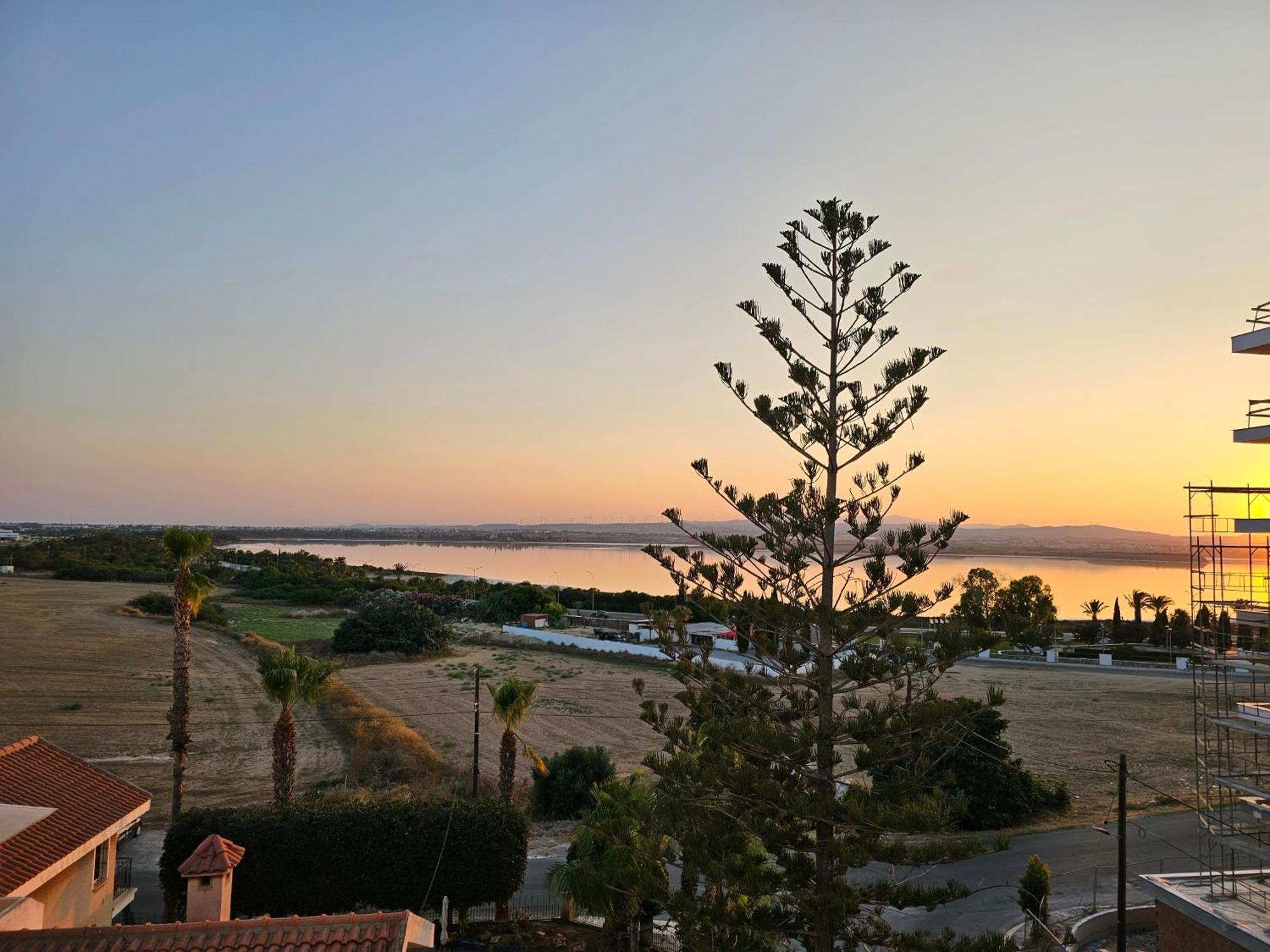 Majestic Sunset Salt Lake Views 300M From Beach 拉纳卡 外观 照片